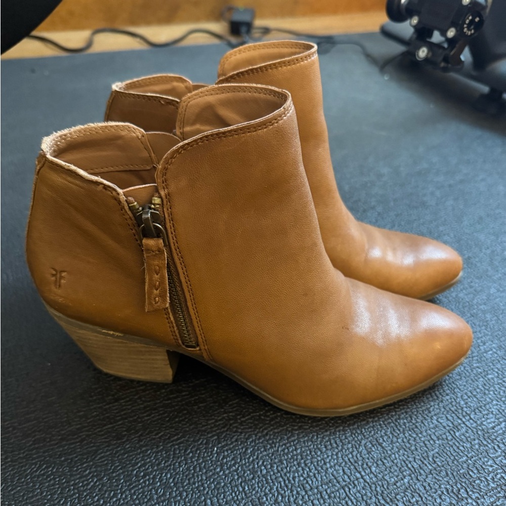 FRYE Judith Cognac Grain Leather Pointed Toe Block Heel Zip Ankle Booties 9.5